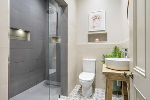 Douche, séchoir à cheveux, serviettes fournies