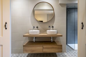 Baignoire, séchoir à cheveux, serviettes fournies