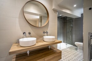 Badekar, hårføner og håndklær