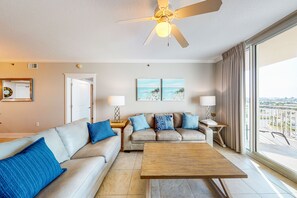 Een televisie en boeken