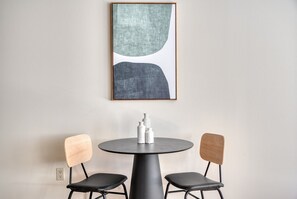 Dining - Trendy South Lake Union 1BR w/ W/D & Gym, Walkable Area, by Blueground (Seattle)