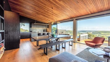 Vila Mewah | Area keluarga | Smart TV 65-inci dengan saluran TV digital, TV, dan perapian