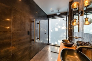 Luxury-Villa | Badezimmer | Dusche, Hydromassagedusche, Designer-Toilettenartikel, Haartrockner