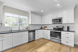 Refrigerador, microondas, horno y parrilla de estufa