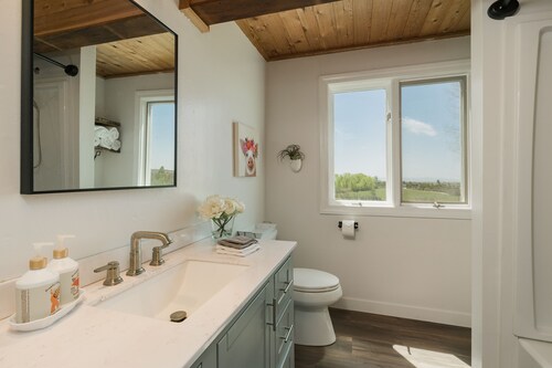 Charming retreat close to downtown, hiking, lakes, 3 acre and private
