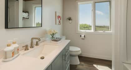 Charming retreat close to downtown, hiking, lakes, 3 acre and private