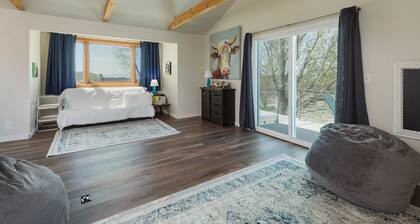 Charming retreat close to downtown, hiking, lakes, 3 acre and private