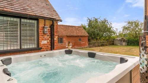 The Hunting Lodge at Ragley Estate - sleeps 16 guests  in 7 bedrooms