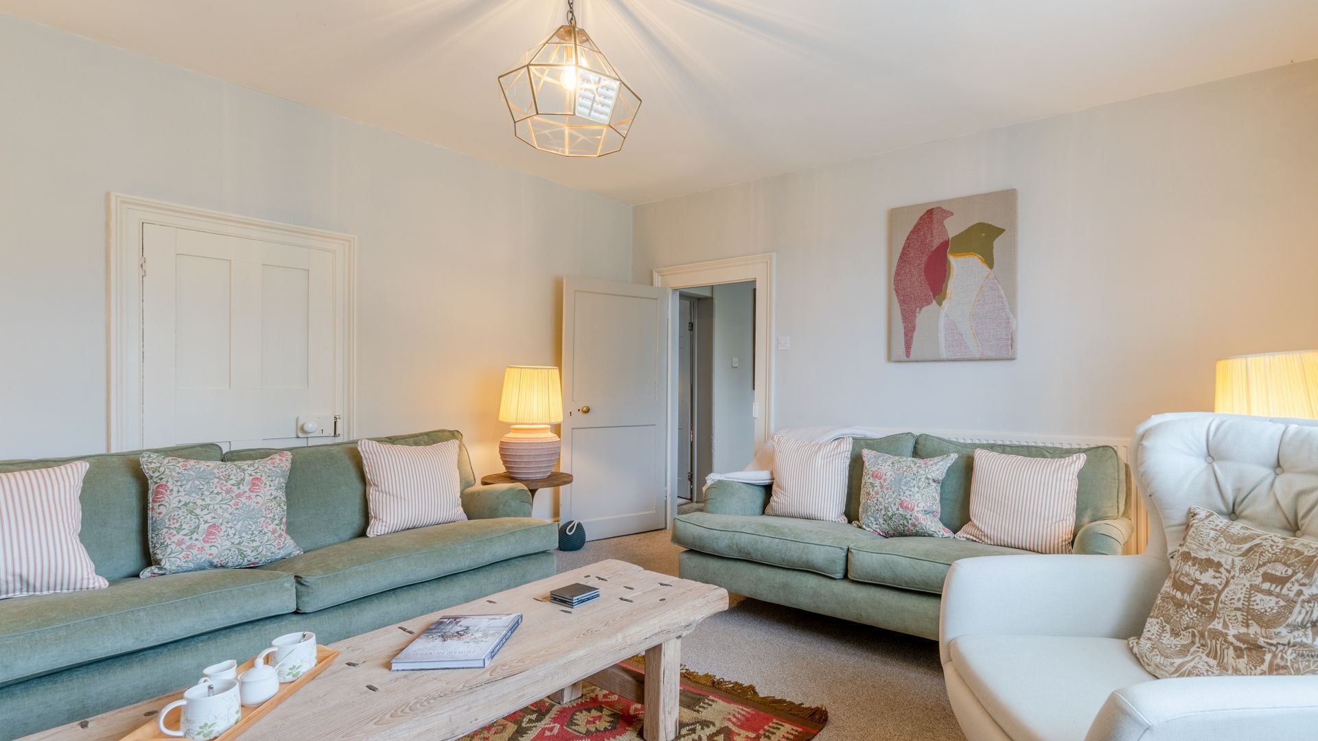 電視、壁爐、足球機、書籍