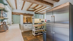 Fridge, microwave, oven, stovetop - The Hunting Lodge at Ragley Estate - sleeps 16 guests  in 7 bedrooms (Alcester)