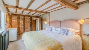 7 bedrooms, iron/ironing board, travel cot, free WiFi - The Hunting Lodge at Ragley Estate - sleeps 16 guests  in 7 bedrooms (Alcester)