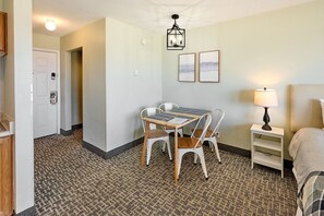 Dining - Oceanfront Studio, King Bed, Full Kitchen-Downtown (Lincoln City)