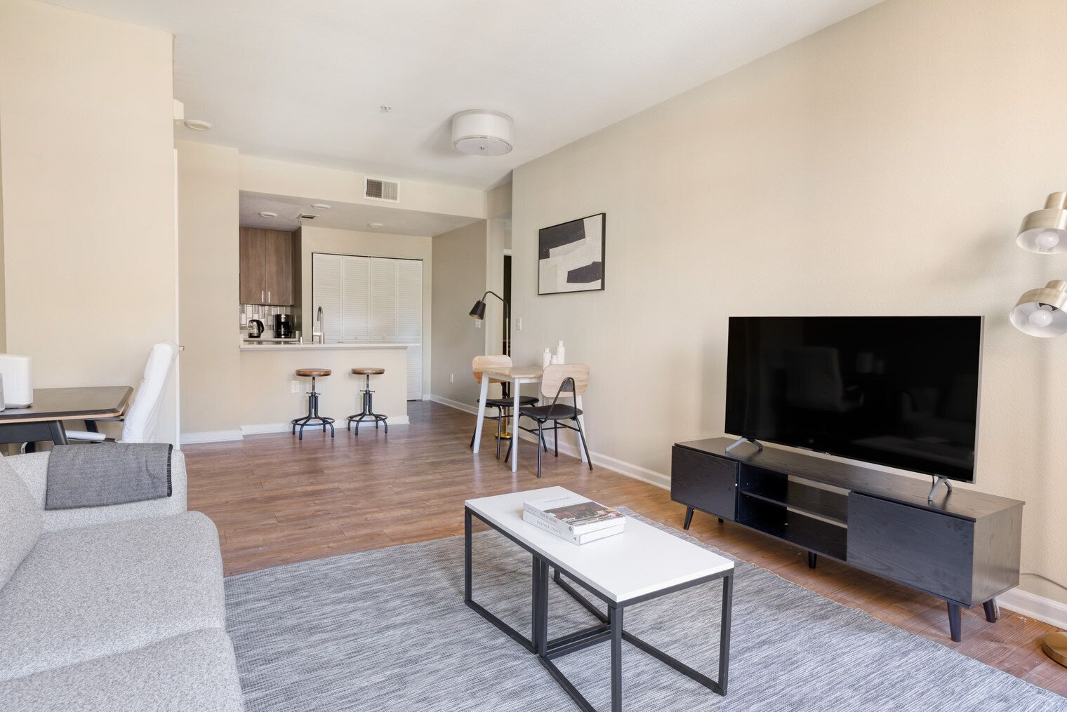 Een televisie en een stereo