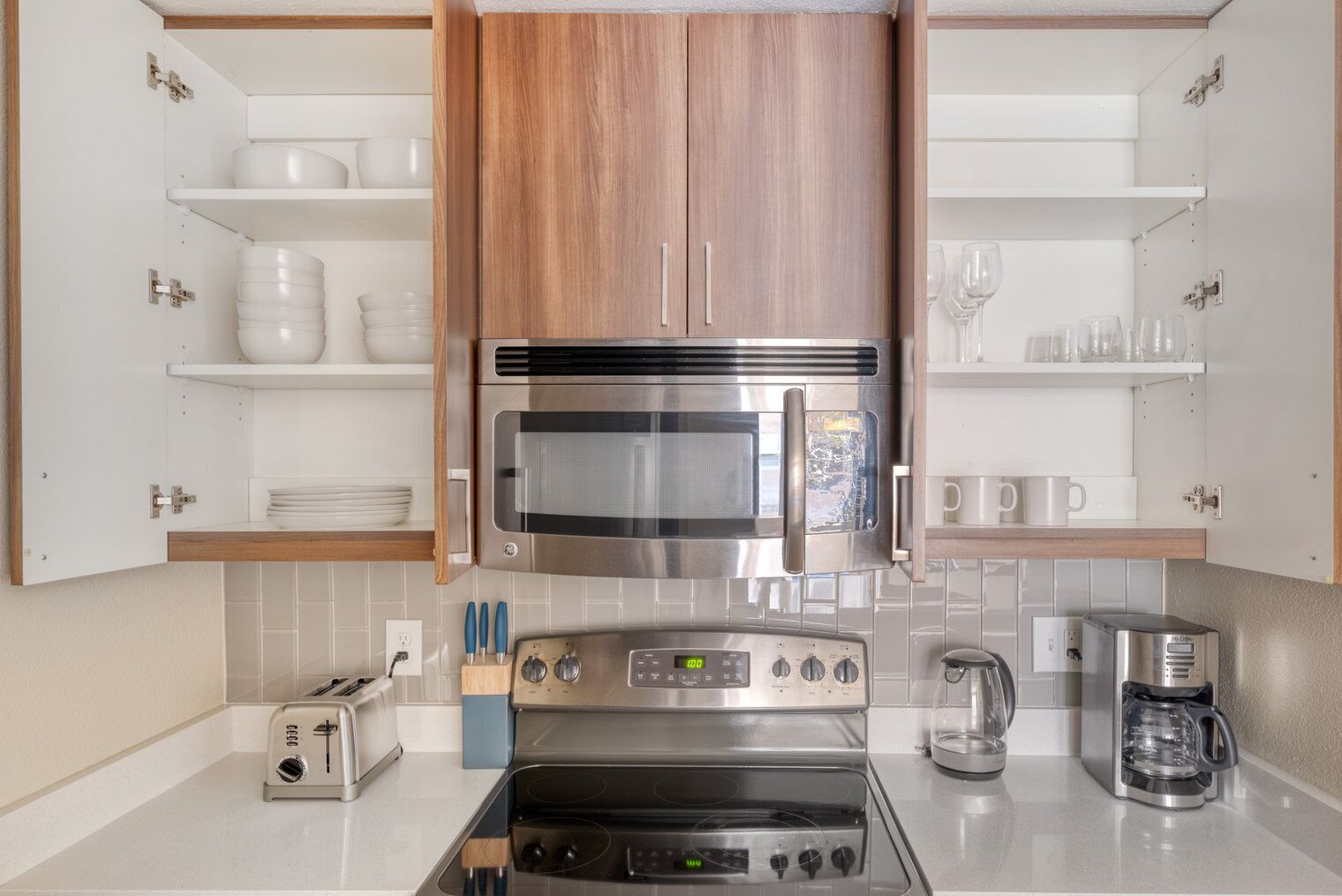 雪櫃、微波爐、焗爐、洗碗機