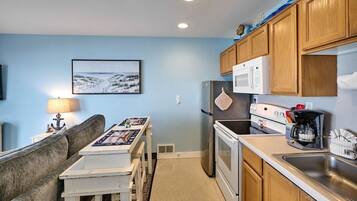 Coffee/tea maker, fridge, microwave, oven