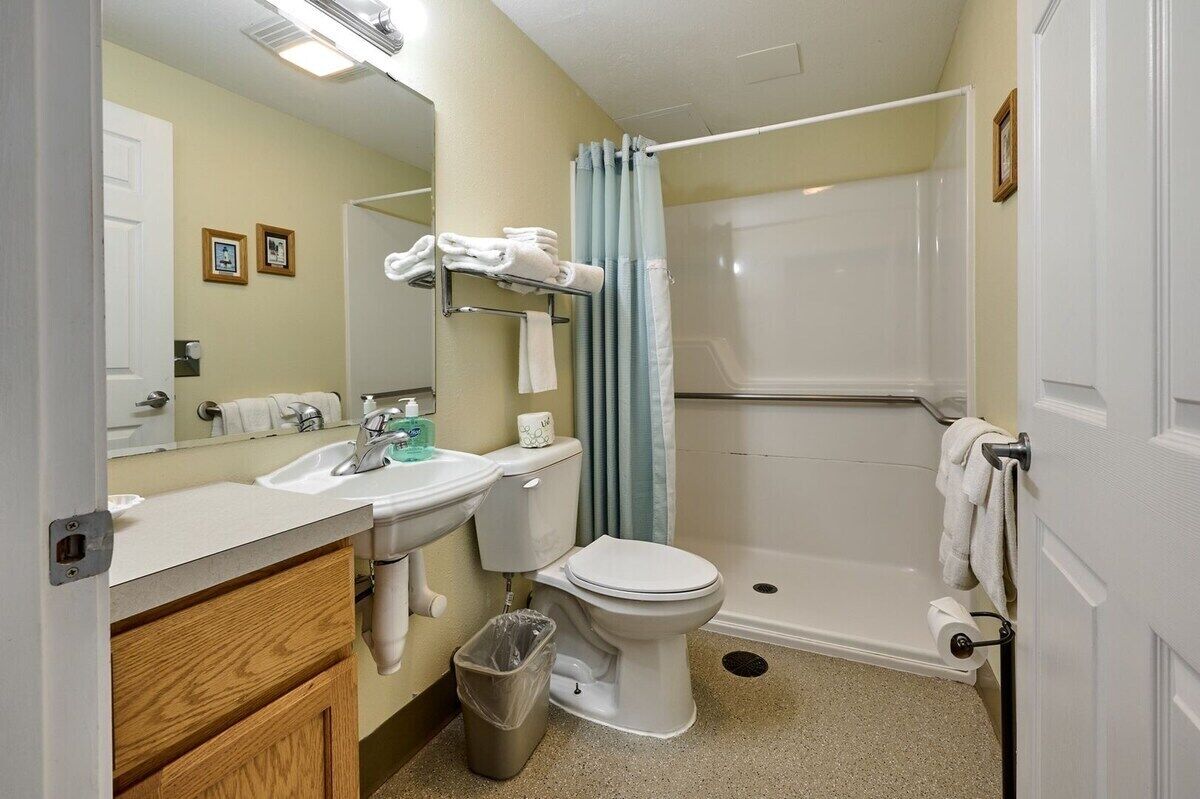 Un baño estándar con lavabo, inodoro y ducha.