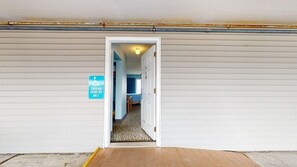 Een deuropening naar een kamer met een rolstoeltoegankelijkheidsbordje.