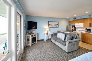 TV, offices - Oceanfront Studio - Sleeps 4 - Ground Floor - Pool and Hot Tub! (Lincoln City)