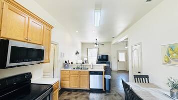 雪櫃、微波爐、焗爐、爐具