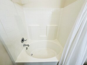 Combined shower/tub, hair dryer, towels