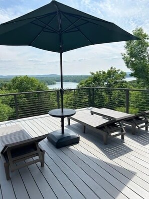 Terrace/patio - Peaceful cabin with lake view from all 3 floors (Eagle Rock)