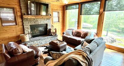 Peaceful cabin with lake view from all 3 floors