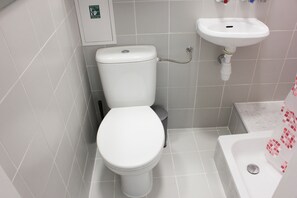 Doccia, asciugacapelli, asciugamani, sapone