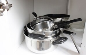 Frigorifero, microonde, bollitore elettrico, pentole/stoviglie/utensili