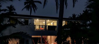 Beautiful spacious beachfront home - pool & ocean views