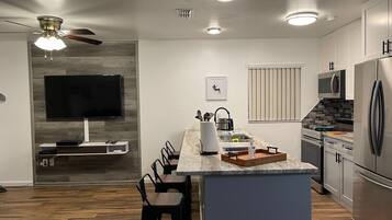 Réfrigérateur, micro-ondes, four, plaque de cuisson