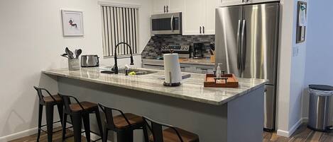 Kühlschrank, Mikrowelle, Ofen, Herdplatte