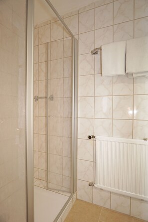 Shower, hair dryer, towels - Regner vacation apartment with a view of the mountains (Reit im Winkl)