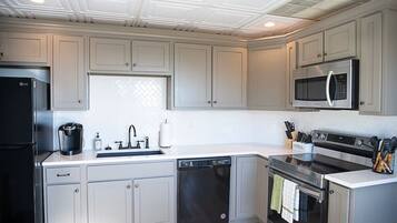 Fridge, oven, stovetop, dishwasher