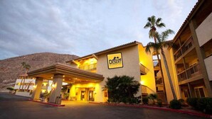 Un hotel llamado Desert, de diseño moderno, con entrada cubierta y varios balcones.