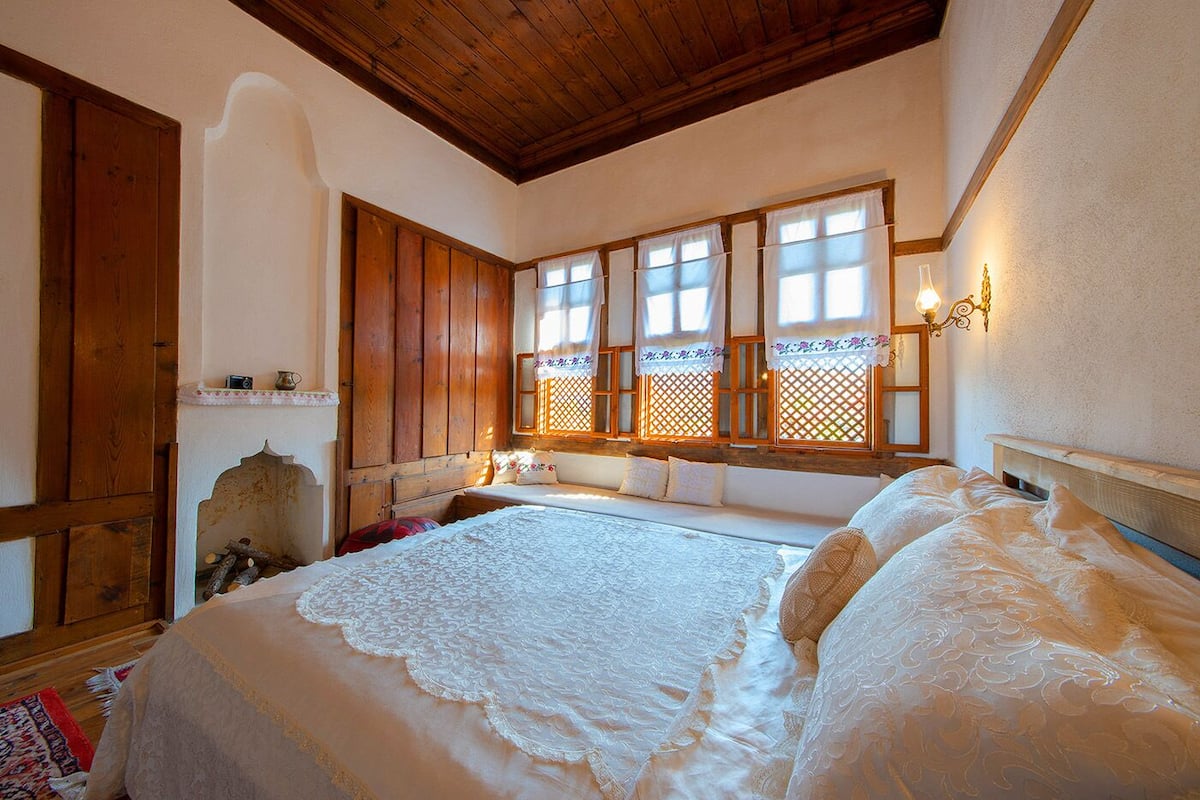 Classic Room, 1 Double Bed, River View | Premium bedding, Select Comfort beds, iron/ironing board, bed sheets