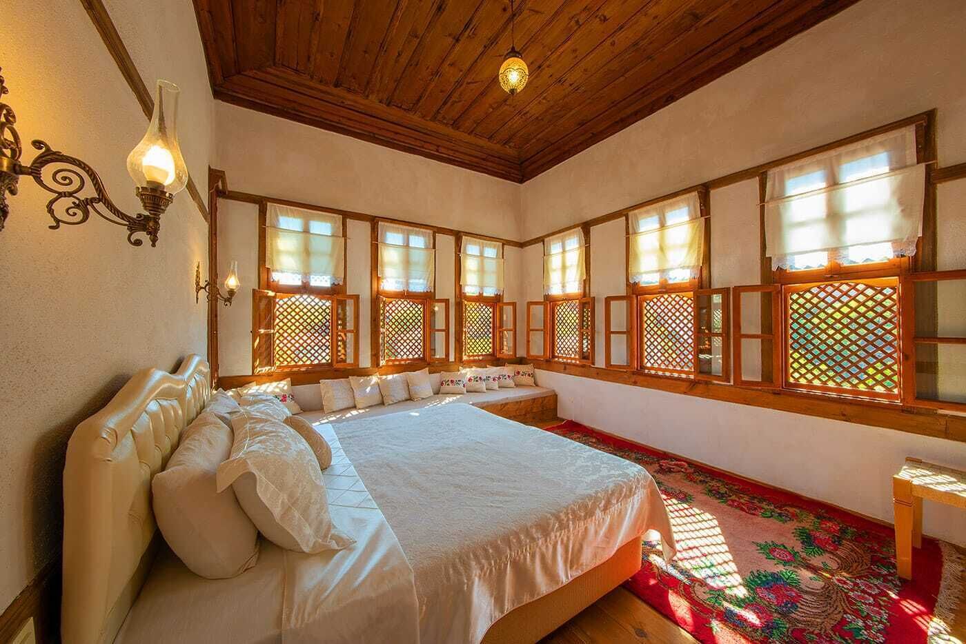 Phòng phong cách cổ điển, 1 giường đôi, quang cảnh sông | Bộ đồ giường cao cấp, nệm Select Comfort, bàn ủi/dụng cụ ủi quần áo 