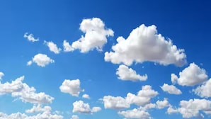 Ein klarer, blauer Himmel mit vereinzelten Wolken.