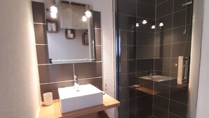 A modern bathroom with a glass-enclosed shower, a white sink, and a mirror above the sink. - Lovely studio in private residence + parking. Beach, port and shops on foot (Cavalaire-sur-Mer)