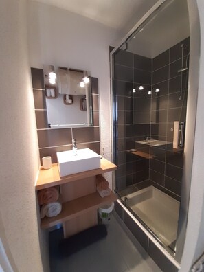 Shower, towels, soap, toilet paper - Lovely studio in private residence + parking. Beach, port and shops on foot (Cavalaire-sur-Mer)