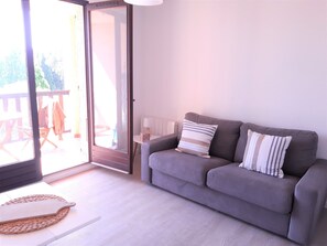 TV - Lovely studio in private residence + parking. Beach, port and shops on foot (Cavalaire-sur-Mer)