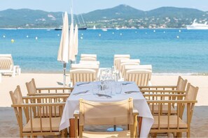Outdoor dining - Lovely studio in private residence + parking. Beach, port and shops on foot (Cavalaire-sur-Mer)