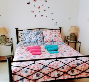 2 bedrooms, iron/ironing board, free WiFi, bed sheets - Angie villa ,5 min to walk sea/mall/shop/gym/super market. (Paphos)