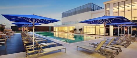 2 outdoor pools, pool loungers