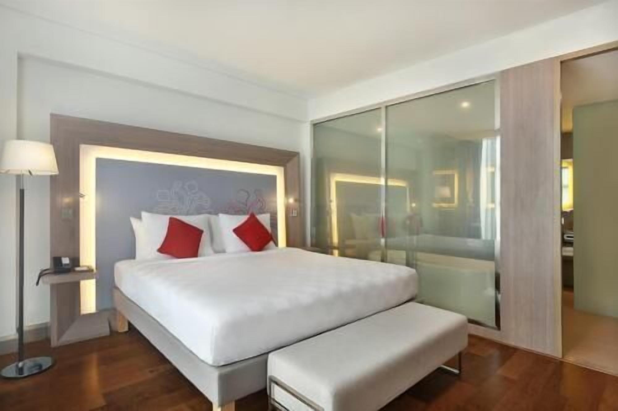 Minibar, in-room safe, desk, iron/ironing board