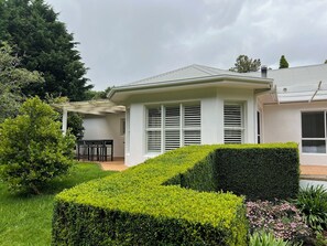 Exterior - Grounds of Robertson. Stylish and Exclusive. (Robertson)