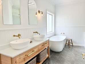 Bruser, hårtørrer, håndklæder, Toiletpapir