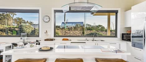 Kühlschrank, Mikrowelle, Ofen, Geschirrspüler