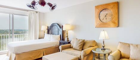 Tabla de planchar con plancha, acceso a internet y ropa de cama