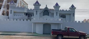 Ocean View Castle 15 min walking distance to the beach.