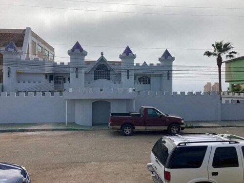 Ocean View Castle 15 min walking distance to the beach.